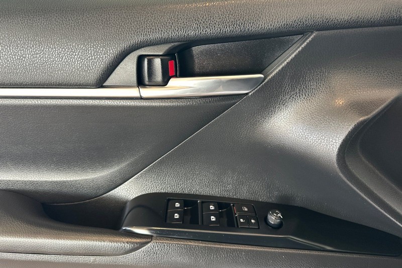 Toyota Camry Hybrid Vehicle Full-screen Gallery Image 11