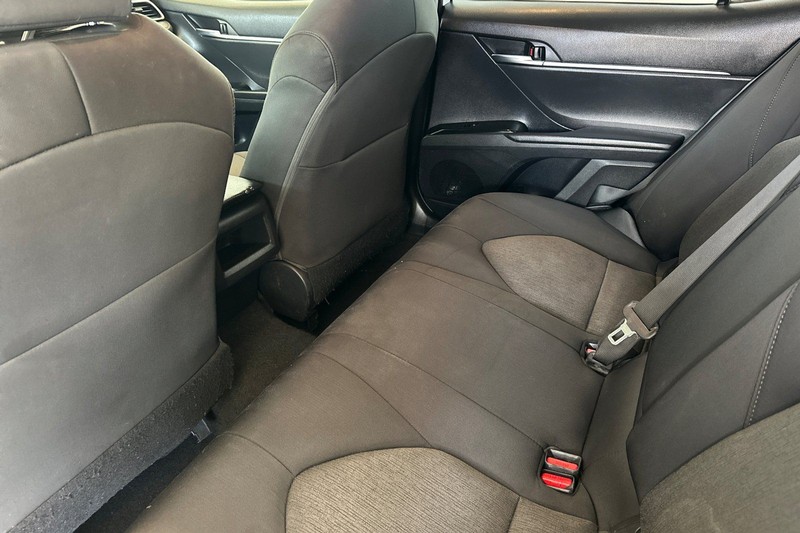 Toyota Camry Hybrid Vehicle Full-screen Gallery Image 12