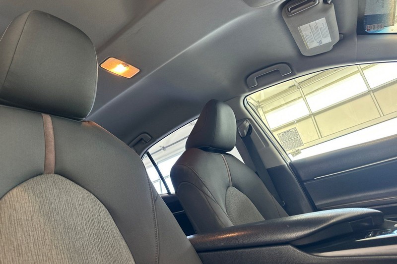 Toyota Camry Hybrid Vehicle Full-screen Gallery Image 16