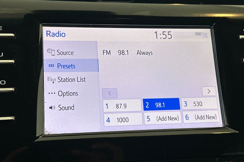 Toyota Camry Hybrid Vehicle Full-screen Gallery Image 17