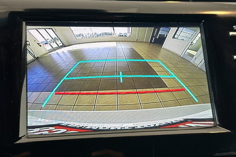 Toyota Camry Hybrid Vehicle Full-screen Gallery Image 18