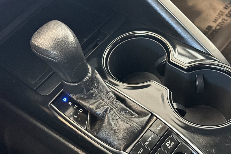 Toyota Camry Hybrid Vehicle Full-screen Gallery Image 20