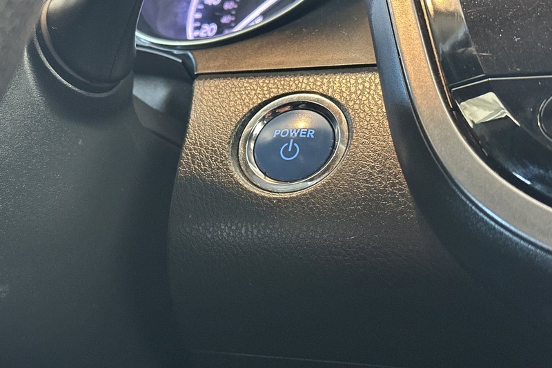 Toyota Camry Hybrid Vehicle Full-screen Gallery Image 21