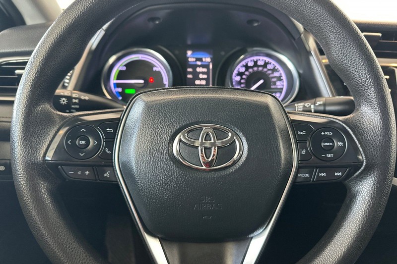 Toyota Camry Hybrid Vehicle Full-screen Gallery Image 22