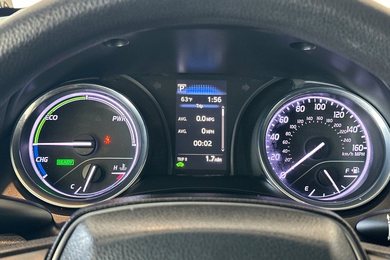 Toyota Camry Hybrid Vehicle Full-screen Gallery Image 23