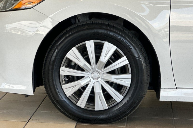 Toyota Camry Hybrid Vehicle Full-screen Gallery Image 24