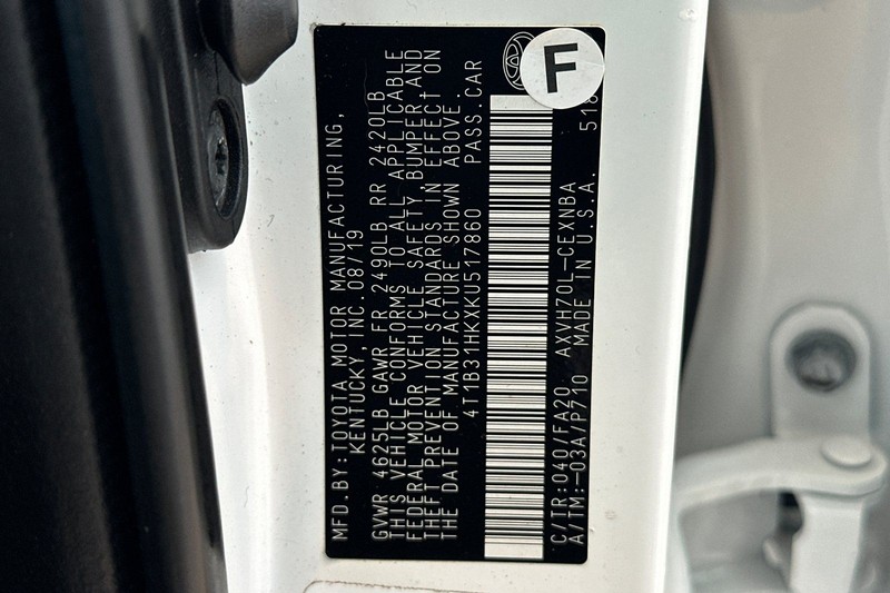 Toyota Camry Hybrid Vehicle Full-screen Gallery Image 26