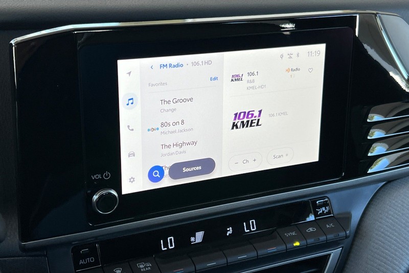 Toyota Camry Vehicle Full-screen Gallery Image 15