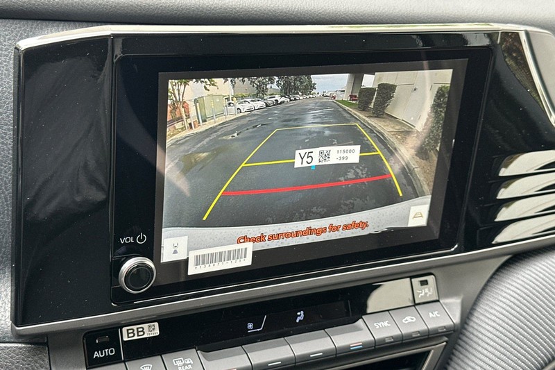 Toyota Camry Vehicle Full-screen Gallery Image 16