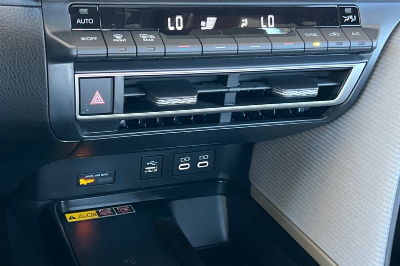 Toyota Camry Vehicle Full-screen Gallery Image 17