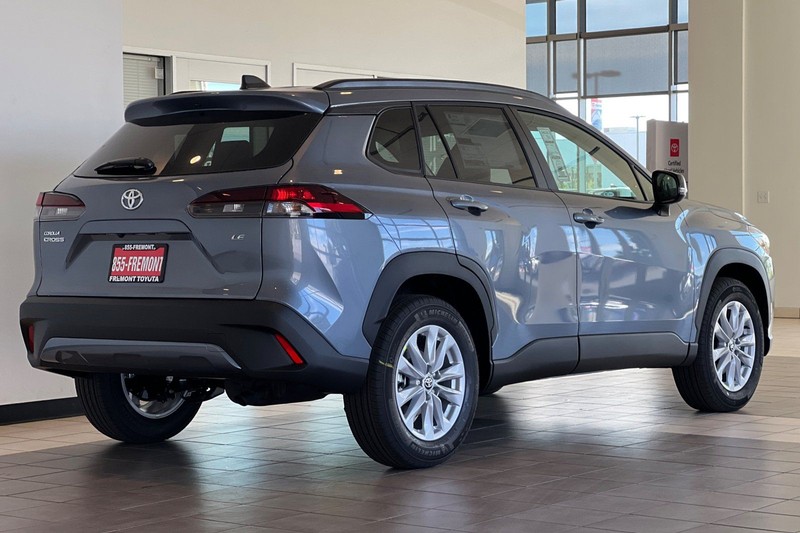 Toyota Corolla Cross Vehicle Full-screen Gallery Image 05