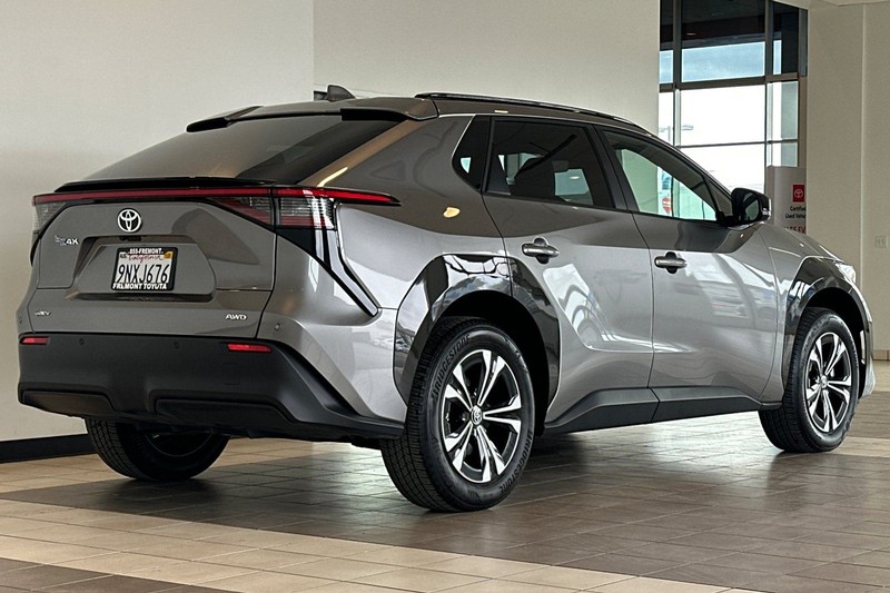 Toyota bZ4X Vehicle Full-screen Gallery Image 04