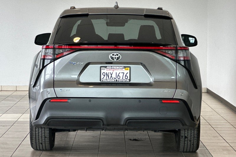 Toyota bZ4X Vehicle Full-screen Gallery Image 05