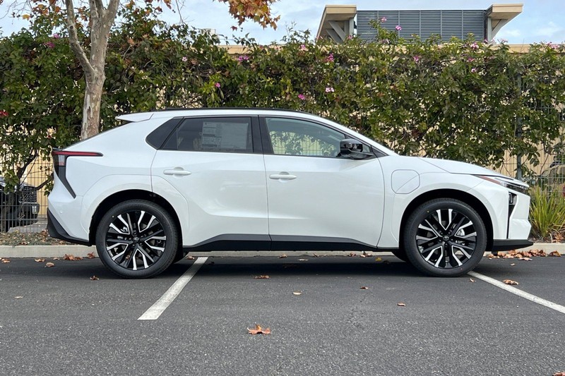 Toyota bZ Vehicle Full-screen Gallery Image 04