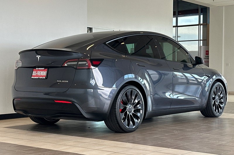 Tesla Model Y Vehicle Full-screen Gallery Image 04