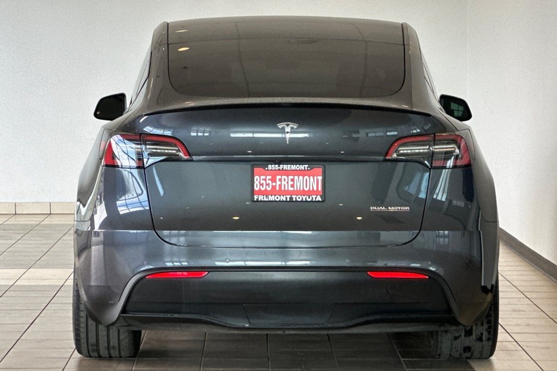 Tesla Model Y Vehicle Full-screen Gallery Image 05
