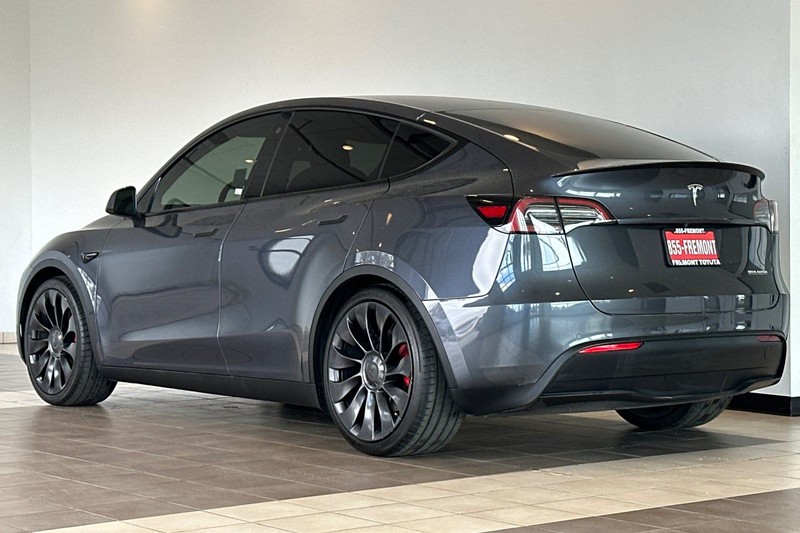 Tesla Model Y Vehicle Full-screen Gallery Image 06