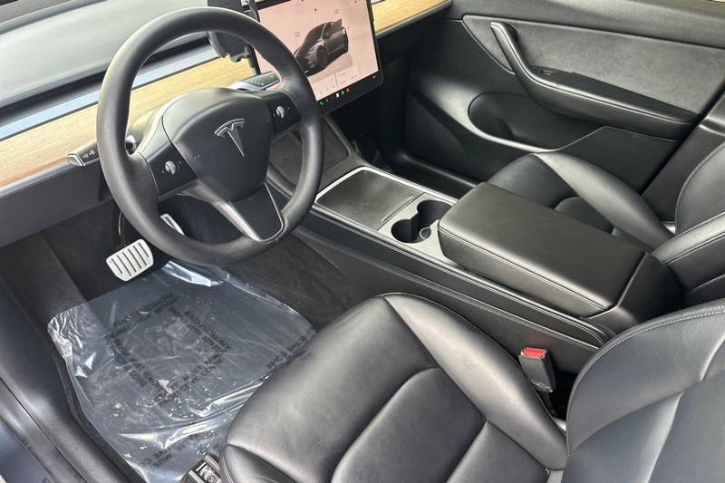 Tesla Model Y Vehicle Full-screen Gallery Image 10