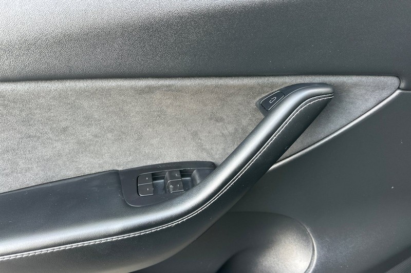 Tesla Model Y Vehicle Full-screen Gallery Image 11