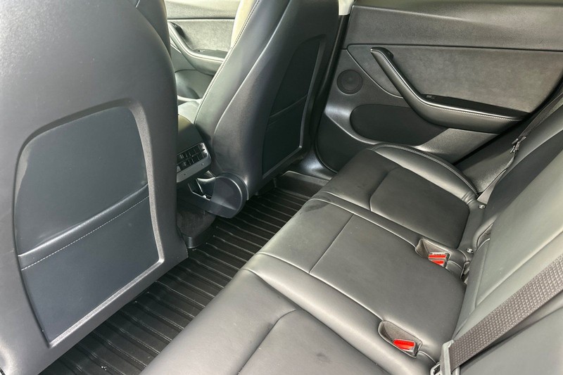 Tesla Model Y Vehicle Full-screen Gallery Image 12