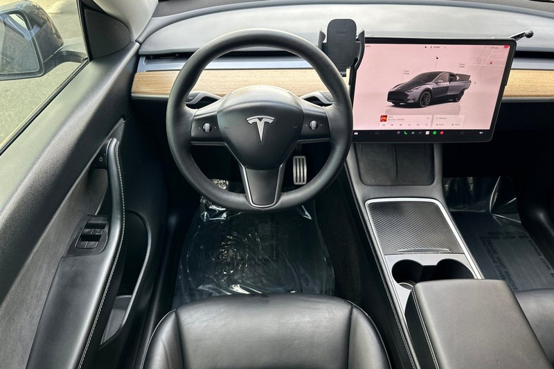 Tesla Model Y Vehicle Full-screen Gallery Image 14