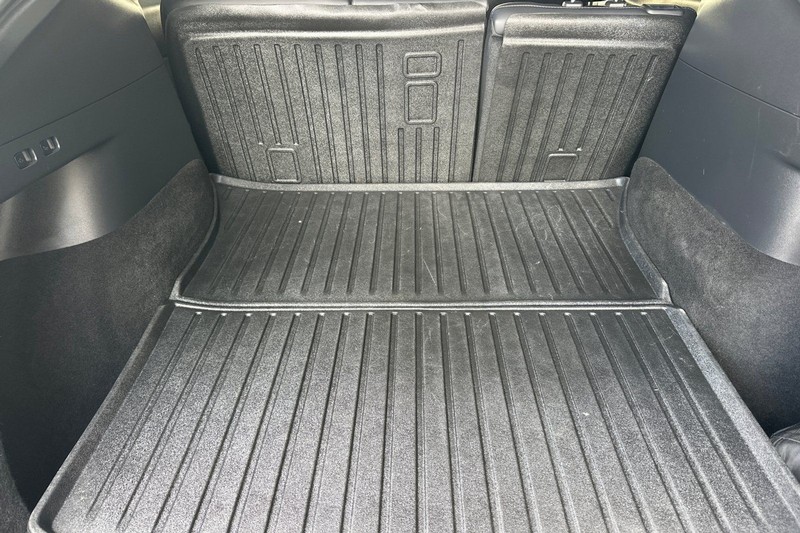 Tesla Model Y Vehicle Full-screen Gallery Image 15