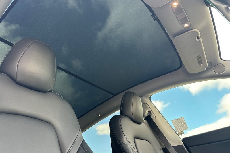 Tesla Model Y Vehicle Full-screen Gallery Image 17