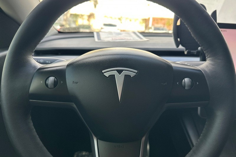 Tesla Model Y Vehicle Full-screen Gallery Image 23