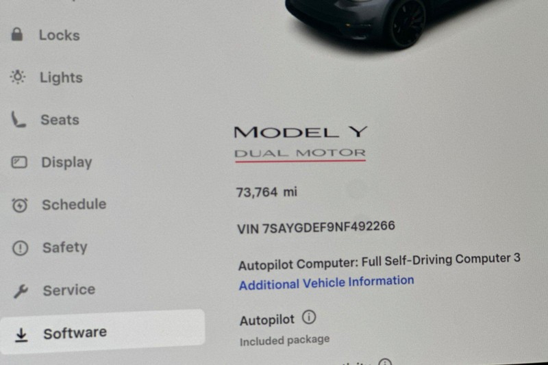 Tesla Model Y Vehicle Full-screen Gallery Image 25