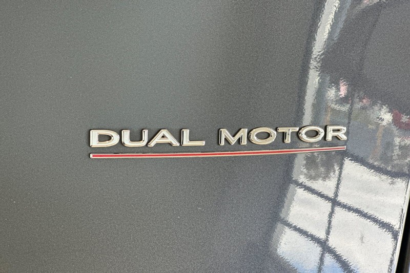 Tesla Model Y Vehicle Full-screen Gallery Image 27