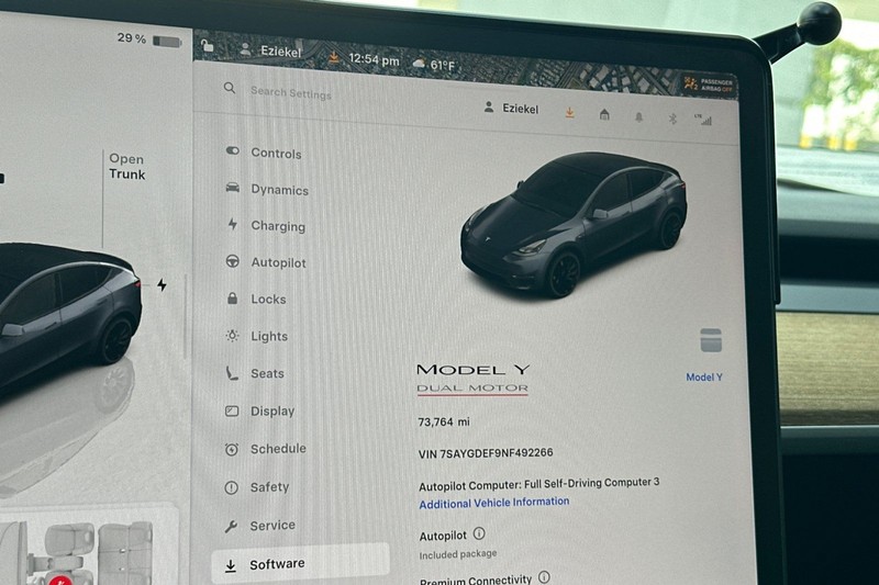 Tesla Model Y Vehicle Full-screen Gallery Image 28