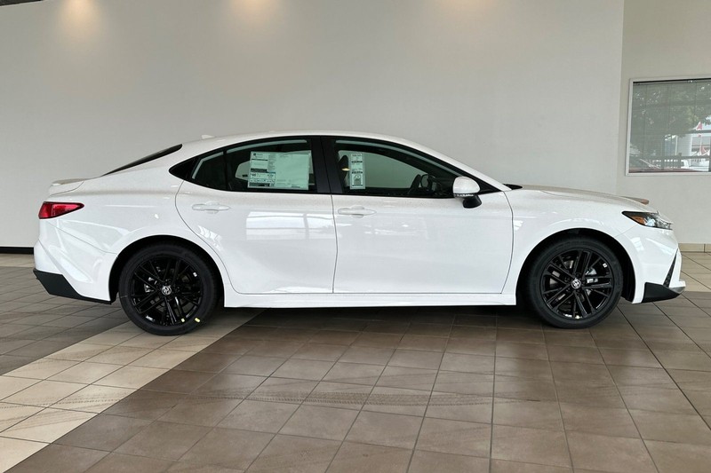 Toyota Camry Vehicle Full-screen Gallery Image 04