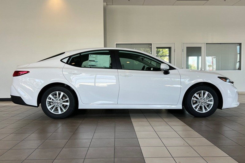 Toyota Camry Vehicle Full-screen Gallery Image 04