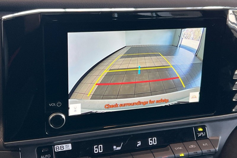 Toyota Camry Vehicle Full-screen Gallery Image 16