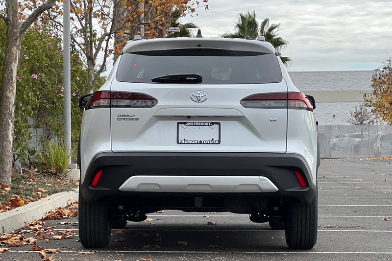 Toyota Corolla Cross Vehicle Full-screen Gallery Image 06