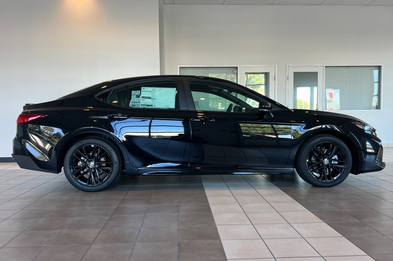 Toyota Camry Vehicle Full-screen Gallery Image 04