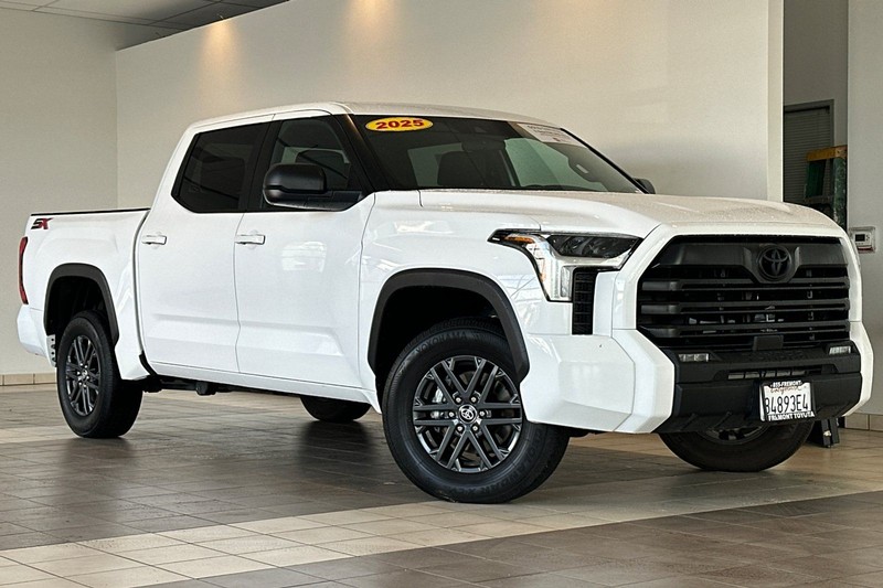 Toyota Tundra 4WD Vehicle Full-screen Gallery Image 02