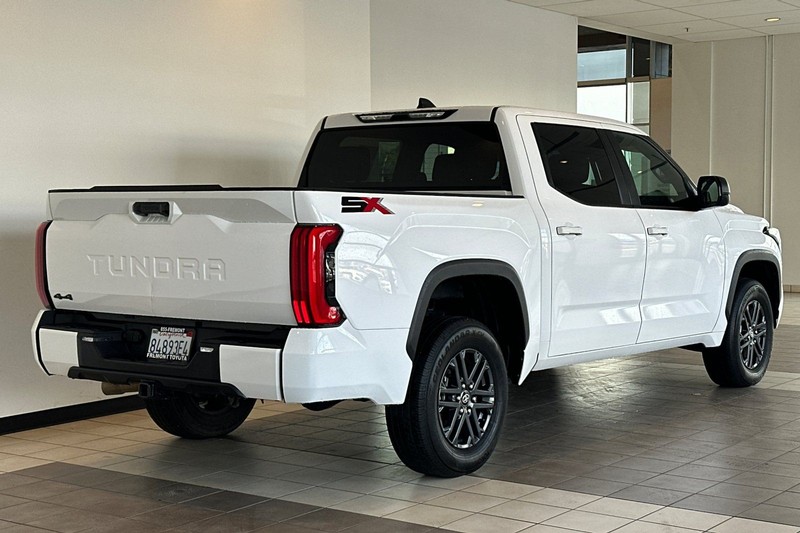 Toyota Tundra 4WD Vehicle Full-screen Gallery Image 04
