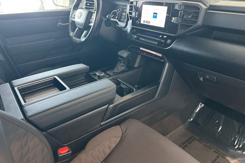 Toyota Tundra 4WD Vehicle Full-screen Gallery Image 15