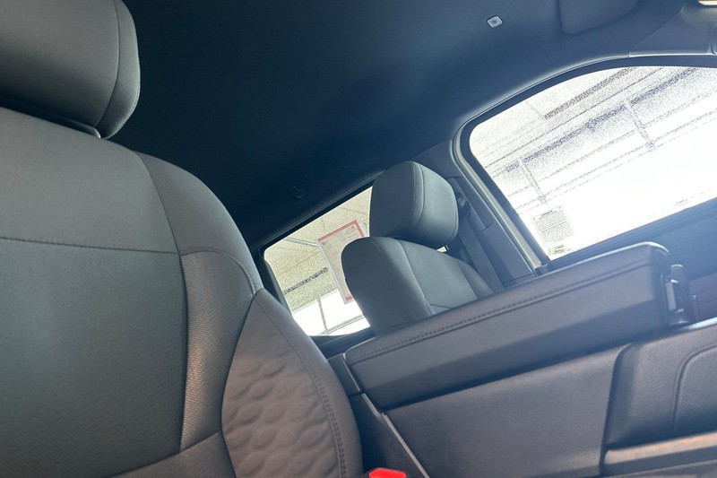 Toyota Tundra 4WD Vehicle Full-screen Gallery Image 16