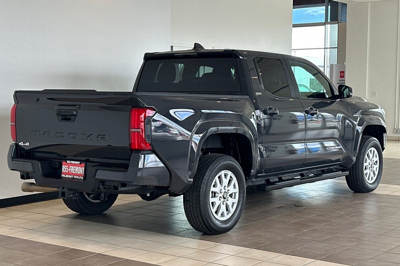 Toyota Tacoma 4WD Vehicle Full-screen Gallery Image 04