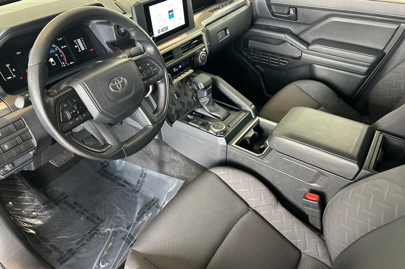 Toyota Tacoma 4WD Vehicle Full-screen Gallery Image 10