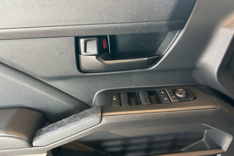 Toyota Tacoma 4WD Vehicle Full-screen Gallery Image 11