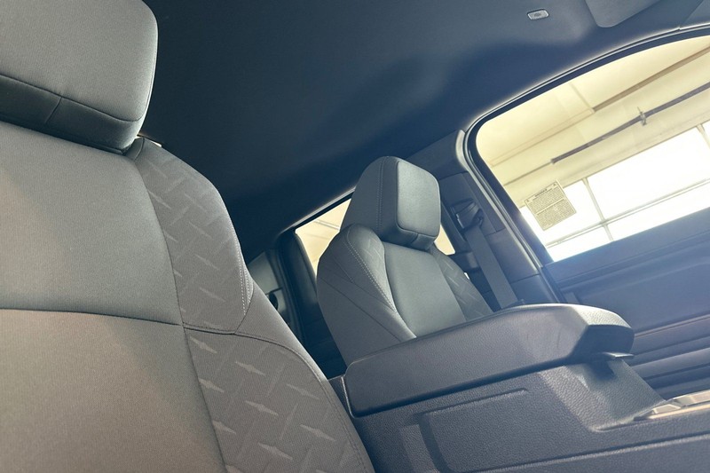 Toyota Tacoma 4WD Vehicle Full-screen Gallery Image 16