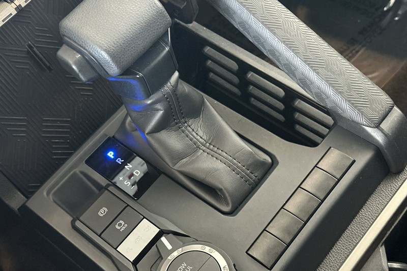 Toyota Tacoma 4WD Vehicle Full-screen Gallery Image 21