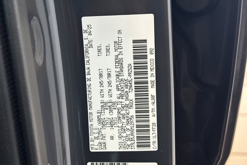 Toyota Tacoma 4WD Vehicle Full-screen Gallery Image 29