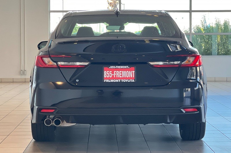 Toyota Camry Vehicle Full-screen Gallery Image 06