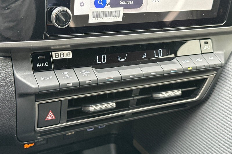 Toyota Camry Vehicle Full-screen Gallery Image 16