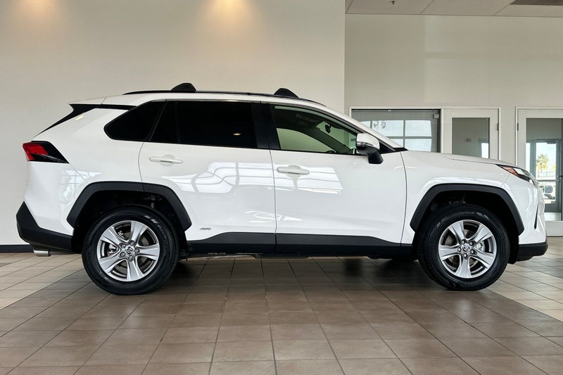 Toyota RAV4 Vehicle Full-screen Gallery Image 03