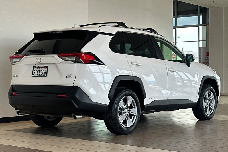 Toyota RAV4 Vehicle Full-screen Gallery Image 04